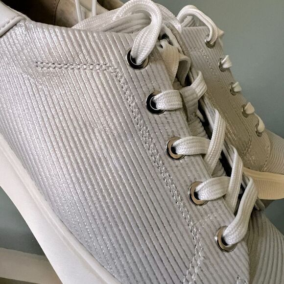 Naturalizer Morrison Silver Textured Sneakers NWOT - Picture 3 of 8